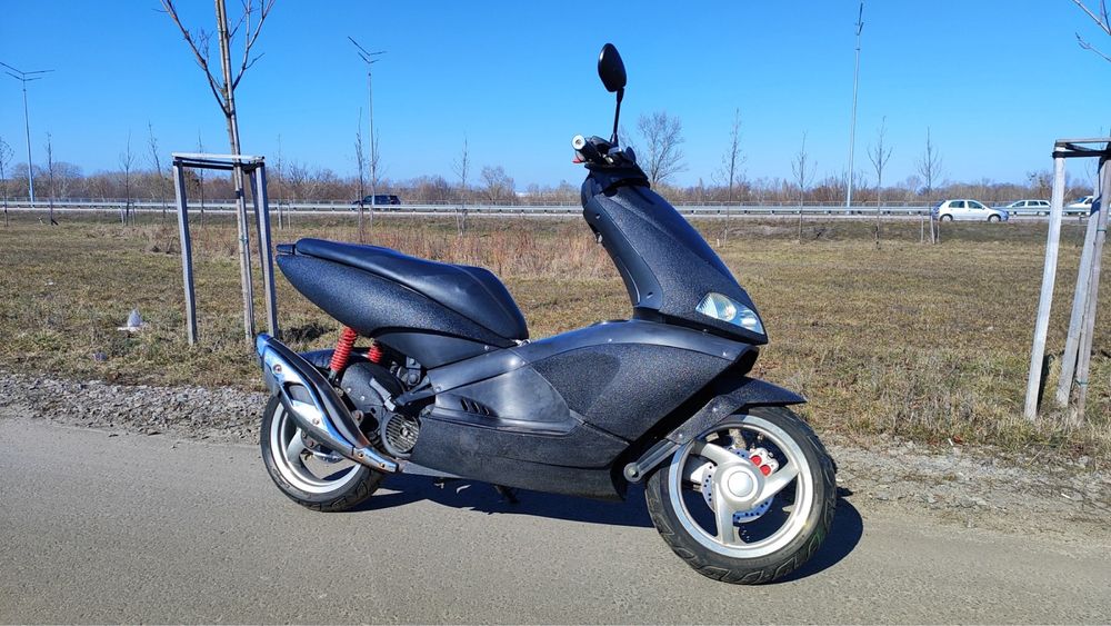 скутер Aprilia Area 51