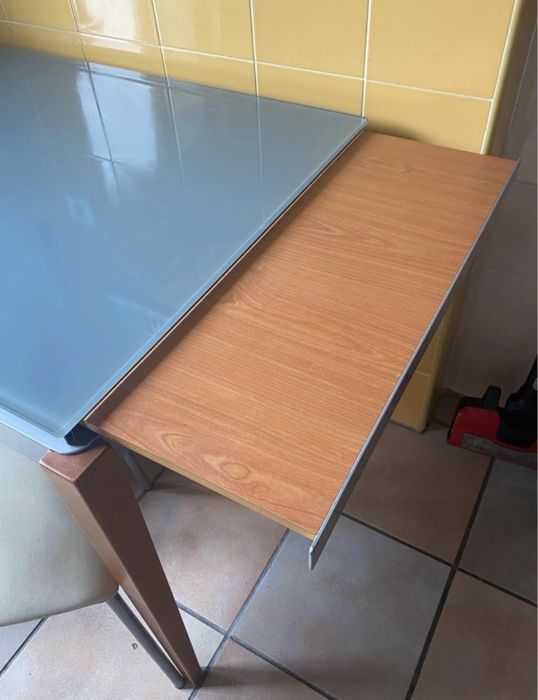 Mesa extensível tampo em vidro em cerejeira