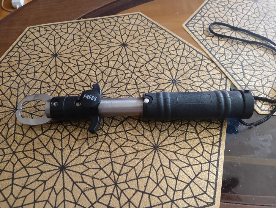 Chwytak z wagą i miarą