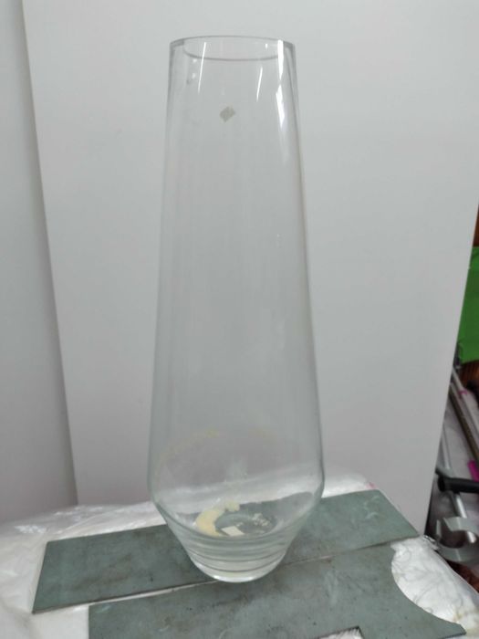 Jarra de vidro para arranjos florais.