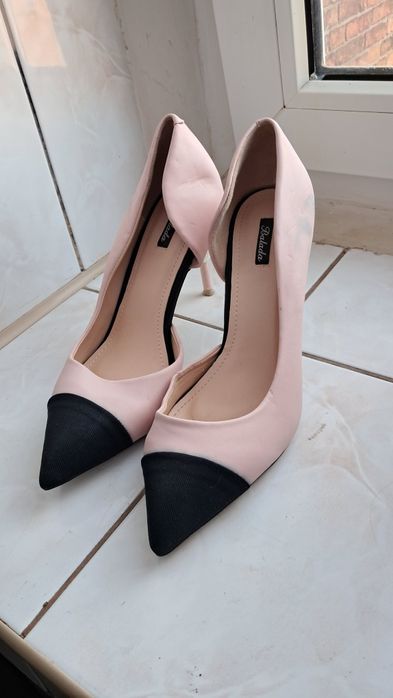 Buty na obcasie delikatnie przytartę