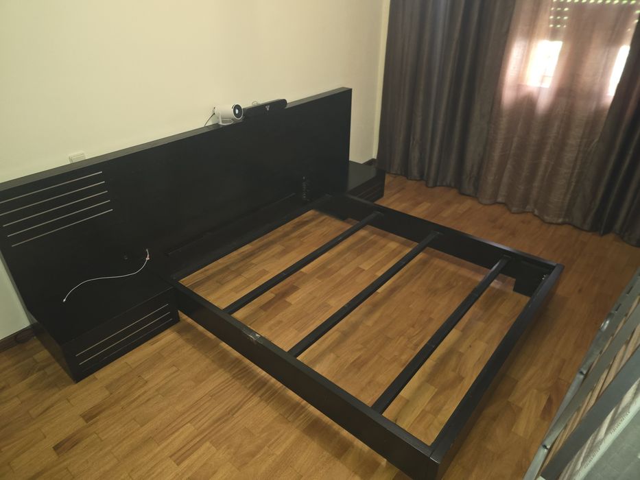 Conjunto cama de casal e movel com arrumação