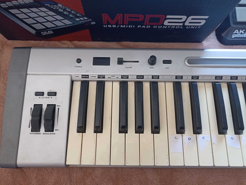 equipamento de estúdio: AKAI MPD 26 + AKG K-371 + SWISSONIC EasyKey 49