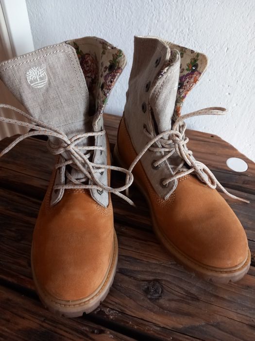 Timberlandy,trapery w kolorze biszkoptowym.