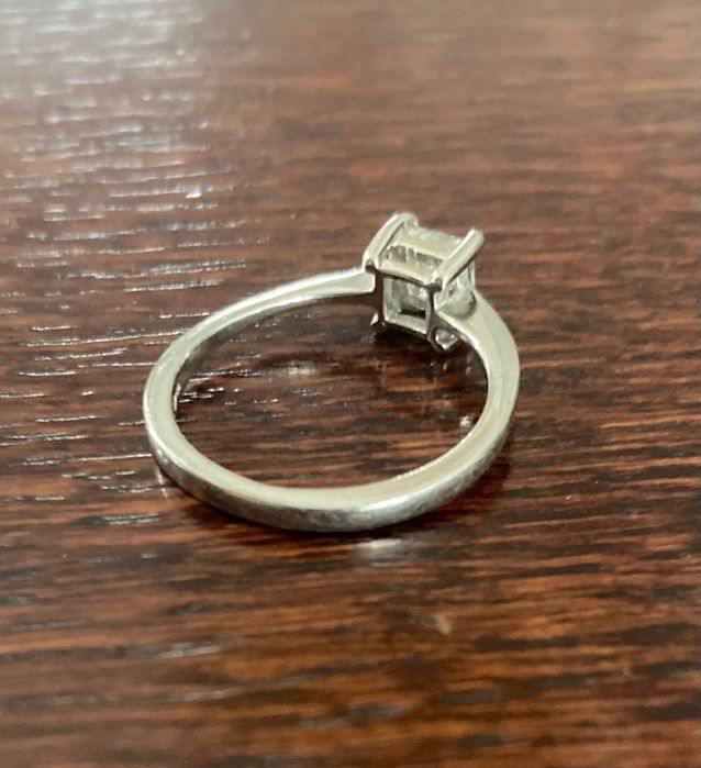 Pierścionek z brylantem