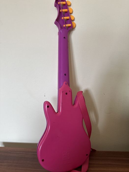 brinquedo de guitarra usada