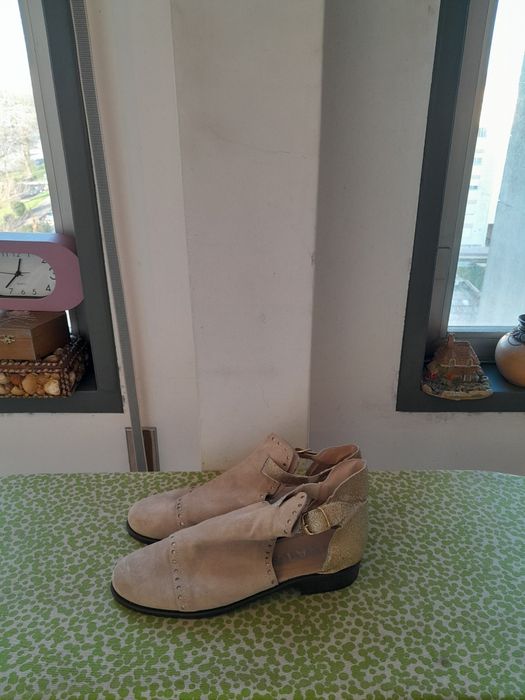 Vendo Botas de Senhora NATA muito bonitas como novas