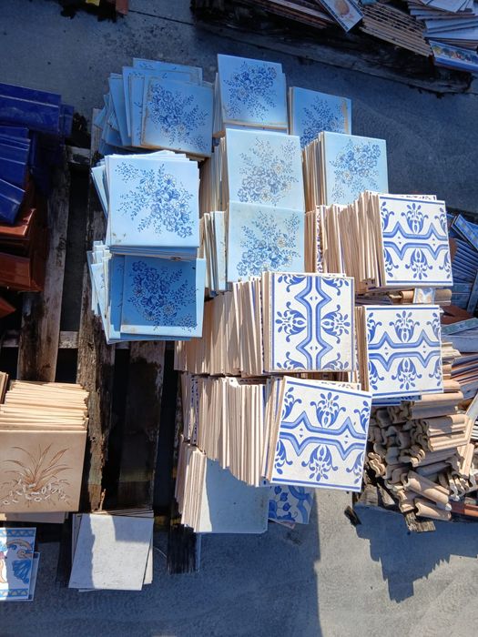 Lote  material. Rodapés, barras, tijoleira, azulejos, mosaicos,,etc