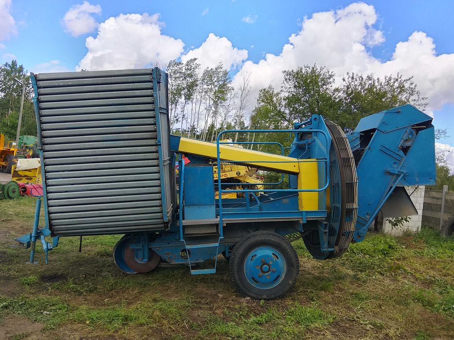 Kombajn do ziemniaków Anna Z-644 gotowy do pracy w polu