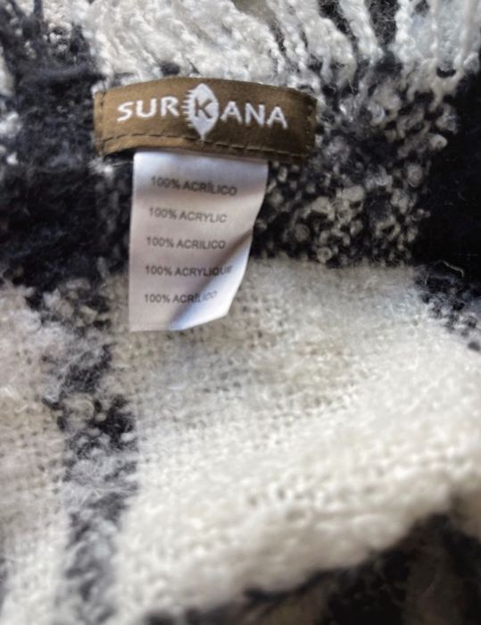 Poncho preto e branco Surkana