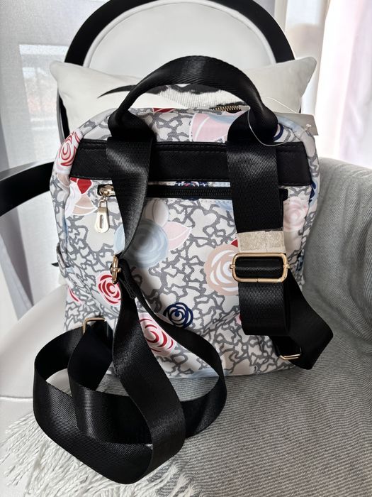 Mochila nova com padrão flores “TOUS”