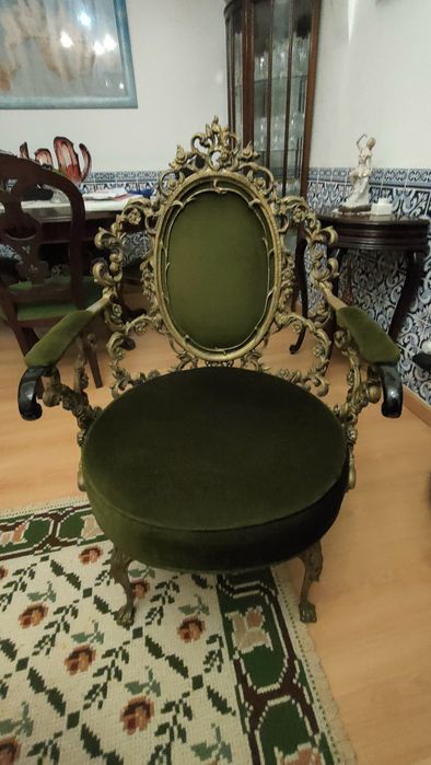 Conjunto Antigo: 2 Cadeirões + 1 Sofá (3 lugares)