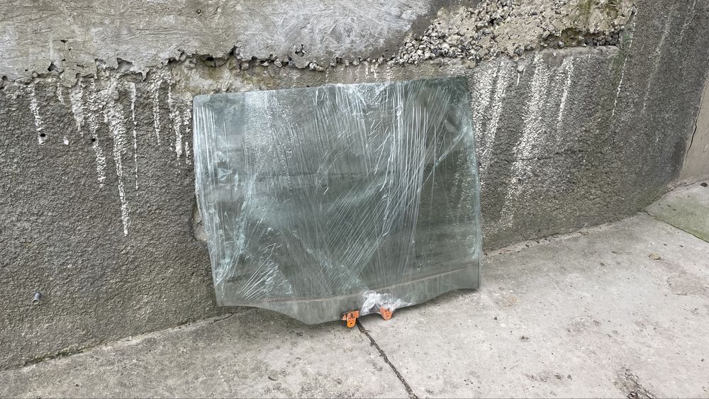 Заднее правое стекло Nissan Terrano II заднє праве скло Нісан Терано 2