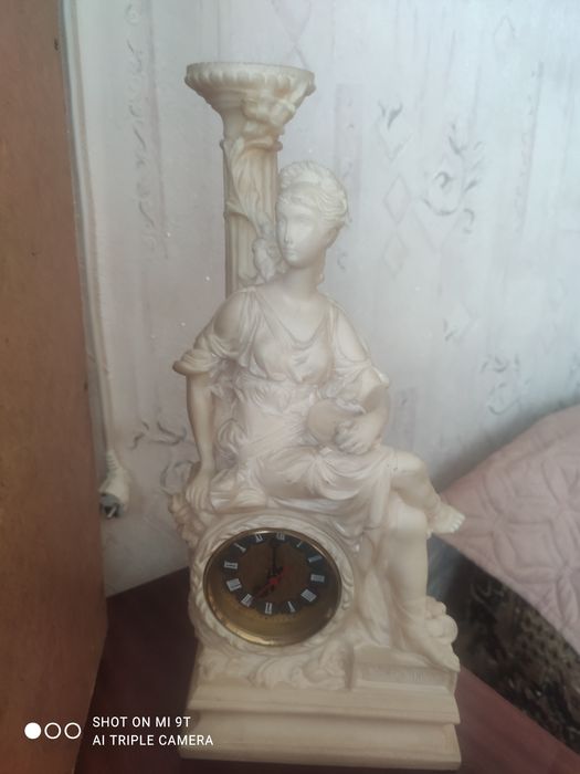 Часы настольные Афродита из мраморной крошки