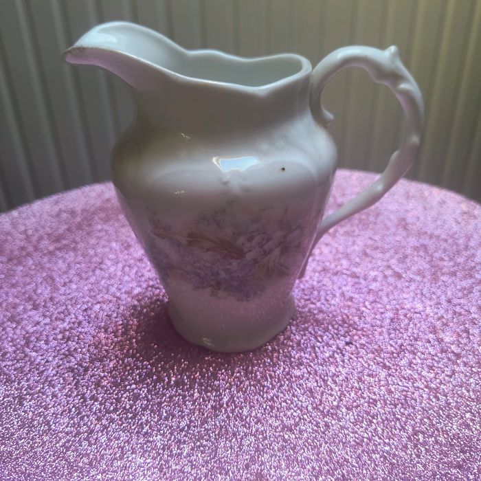 Mlecznik z konwaliami i bzem