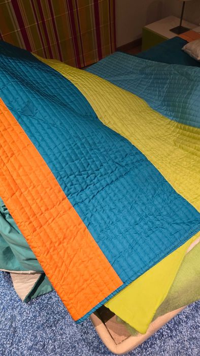 Colcha de cama usada como nova