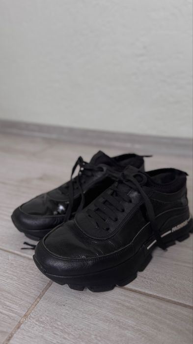 Шкіряні кросівки, в ідеальному стані