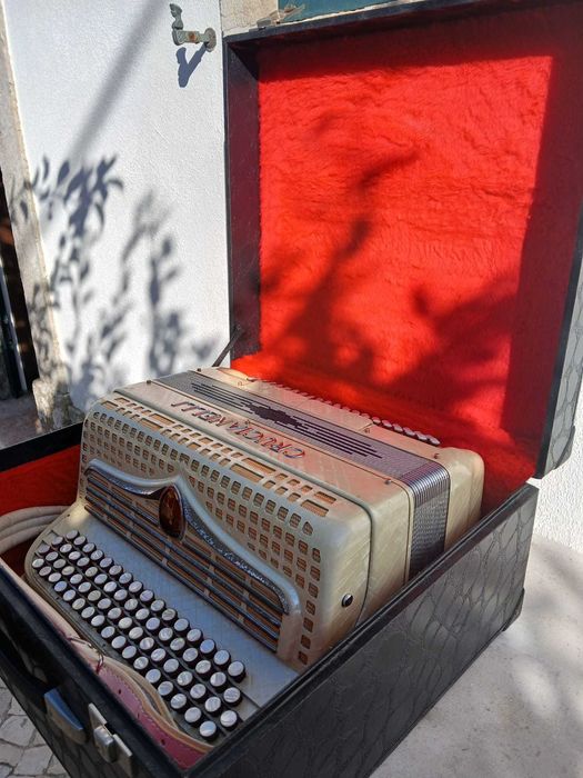 Acordeão Crucianelli, 3ª voz de 4 filas e 120 baixos