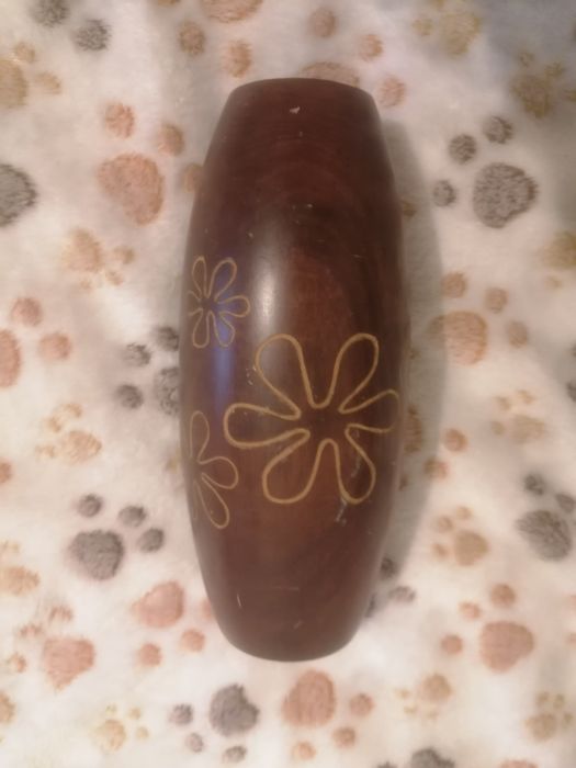 Vaso de madeira com desenho floral