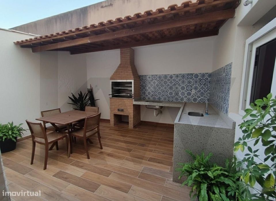 Apartamento T2+1 Totalmente Remodelado com Pátio de 73 m2 – Corroios,