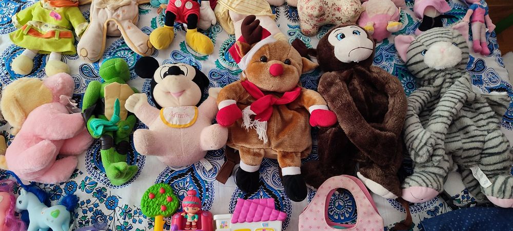 Peluches e bonecos