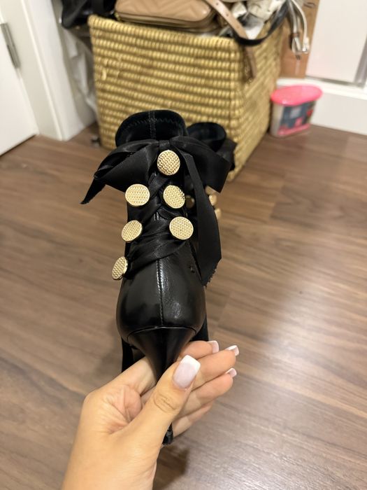 Botins pretos pele e veludo Marca Helsar