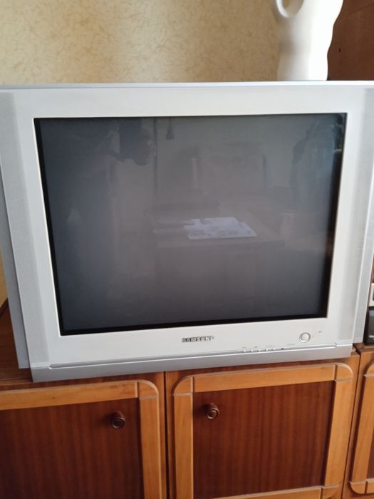 Телевізор Samsung 69 см по діагоналі.