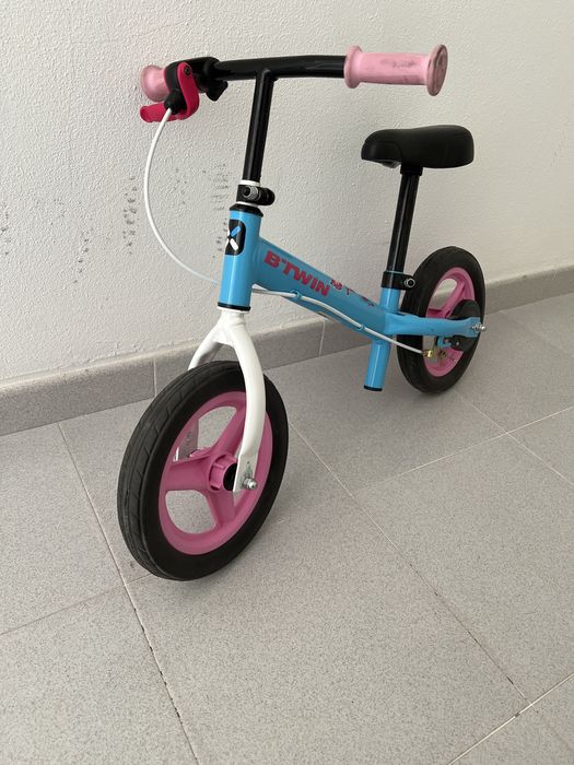 Bicicleta de aprendizagem de crianca