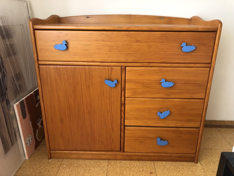 Vendo comoda para quarto de criança/jovem, em pinho mel