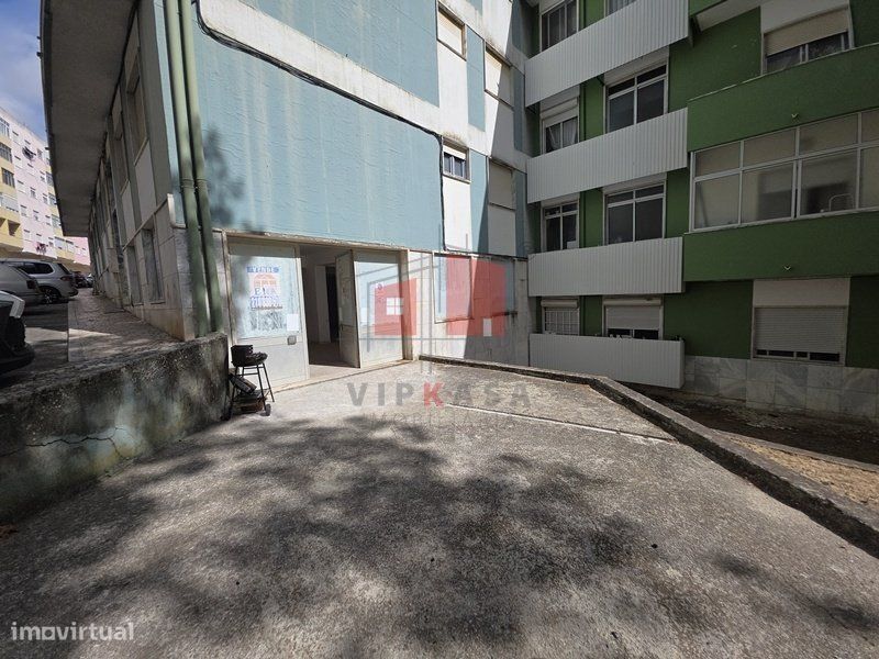 Loja de 210 m2 em Agualva