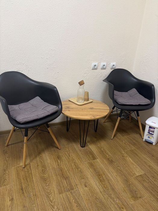 Зона очікування. Стіл та два стільця