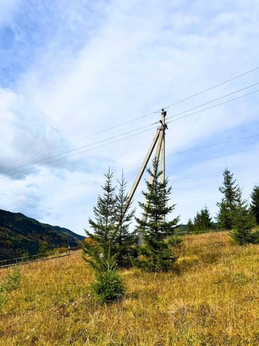 Земля в Карпатах з видом на Чорногірський хребет