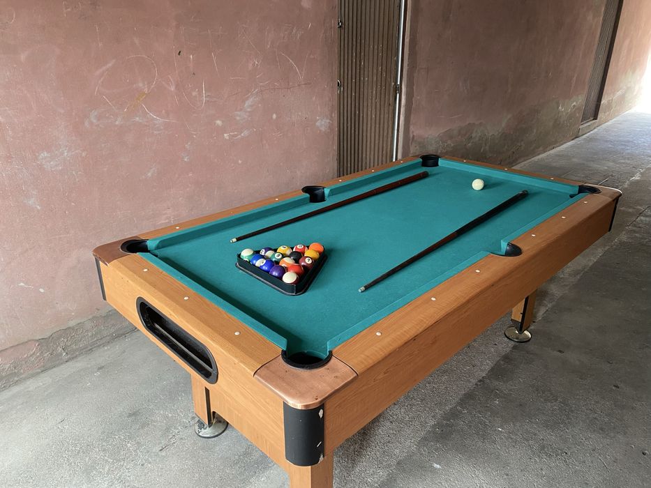Bilhar snooker com tacos e bolas