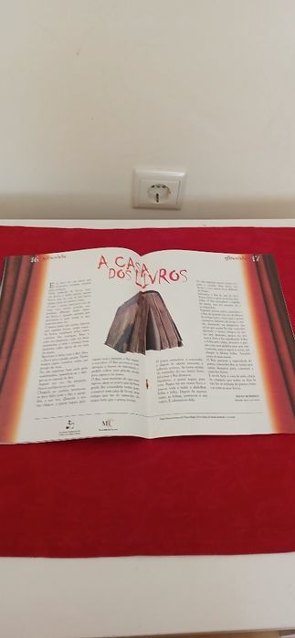 Duas revistas A Bruxinha de 2005