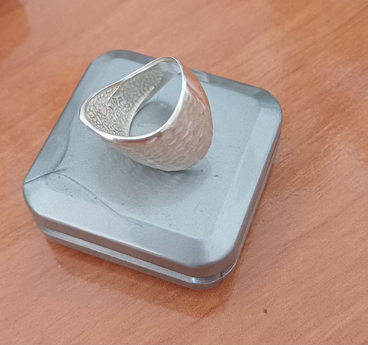 Anéis e colares em  prata