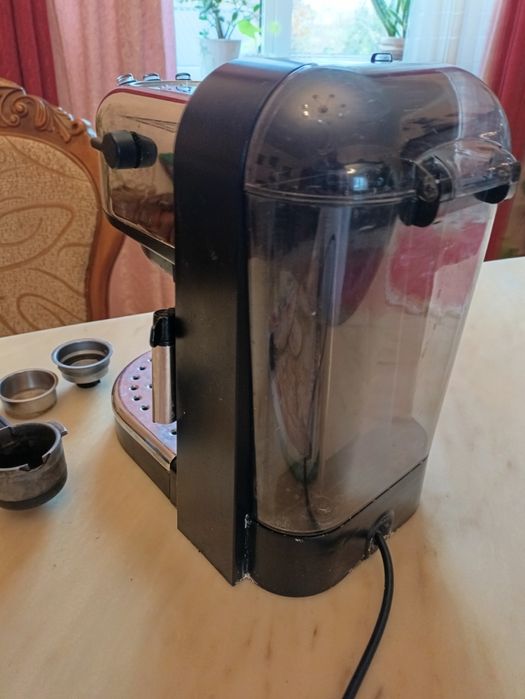 Кавоварка ріжкова delonghi