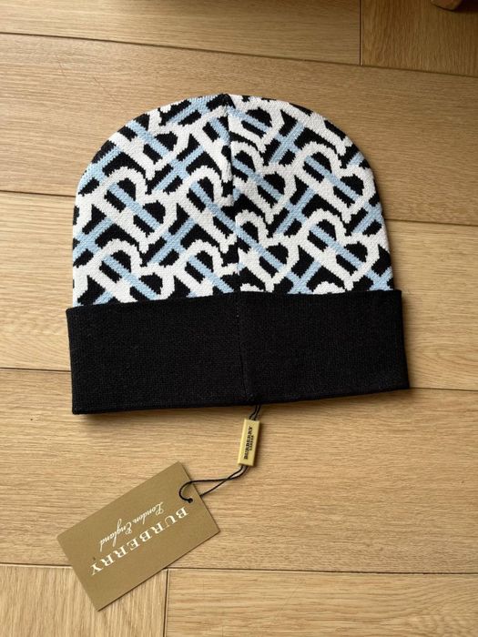 Burberry czapka.