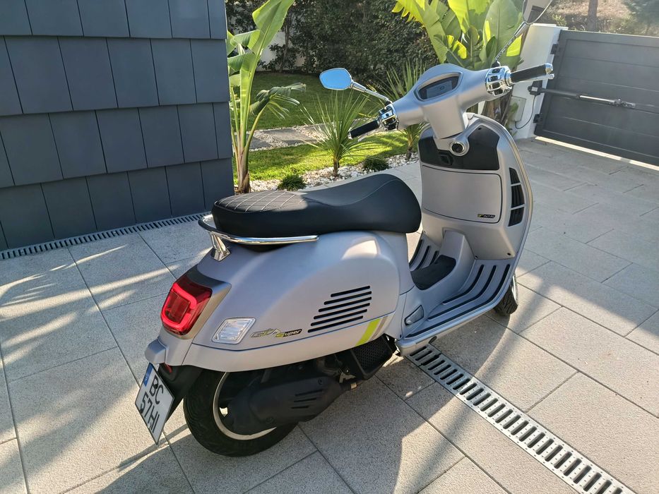 Moto Vespa 125 Gts super oferta de 2 capacetes