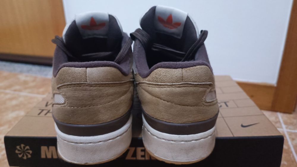 Sapatilhas Adidas castanhas