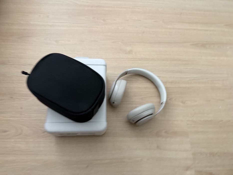 Fones Beats Studio Pro beige
