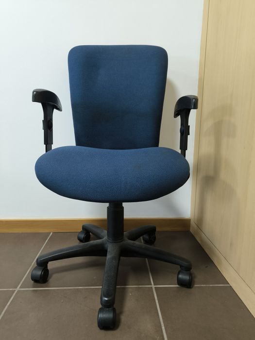 Cadeira de escritório regulável em altura