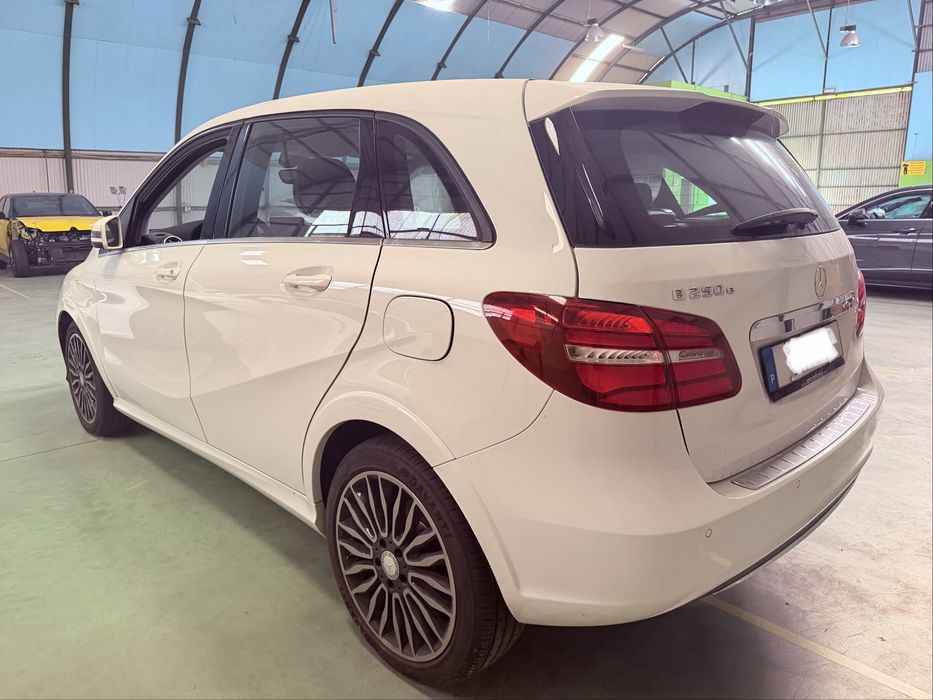 Mercedes B250E elétrico 2016 com as portas incluídas