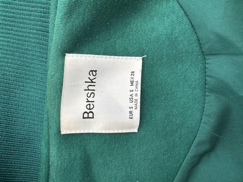 Blusão Bershka de tecido tipo universitário