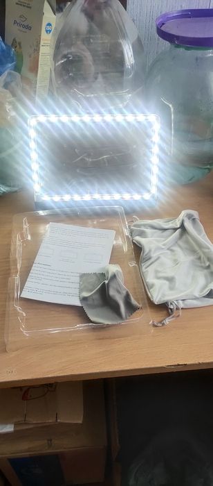 Ручная лупа с подсветкой (Handheld Magnifying Glass).