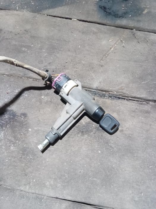 Замок запаленя на ауді 100