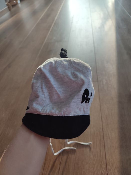 Czapeczka niemowlęca z daszkiem wiązana 46 cm