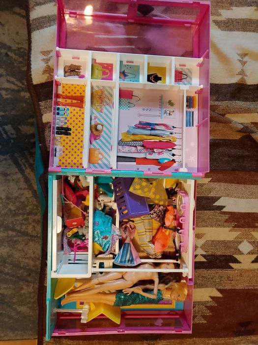 Szafa dla lalek Barbie z wyposażeniem