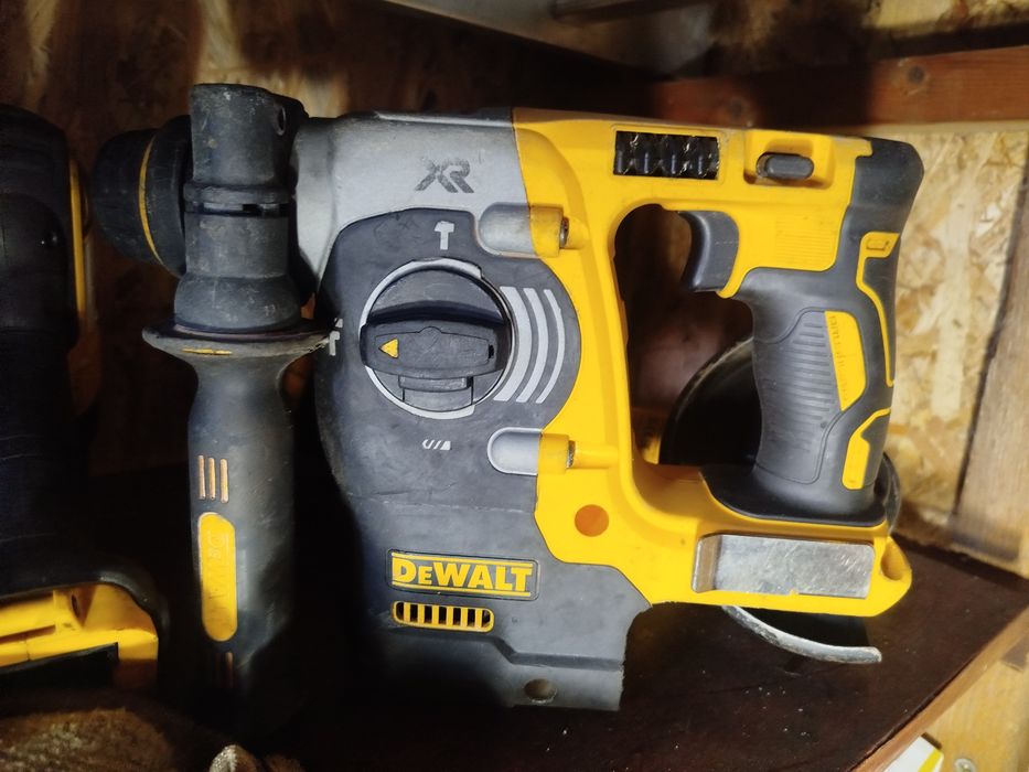 Dewalt інструмент