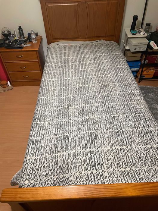 Cama de solteiro de madeira maciça com mesa de cabeceira