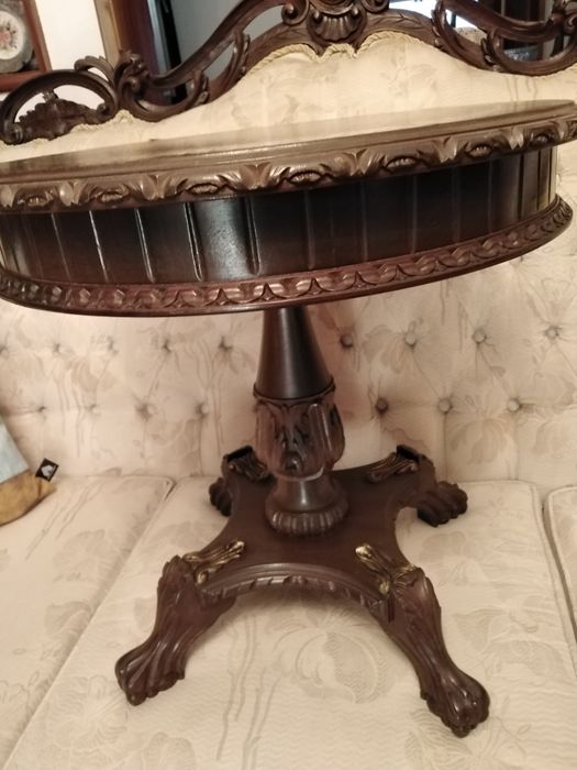 2 Mesas de Apoio em Mogno Trabalhado com Aplicações em Bronze